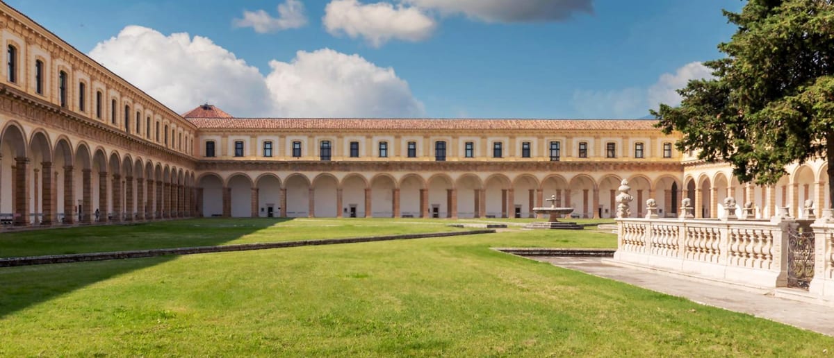 Il chiostro grande della Certosa di Padula visto dall'alto, con i suoi portici e il prato centrale